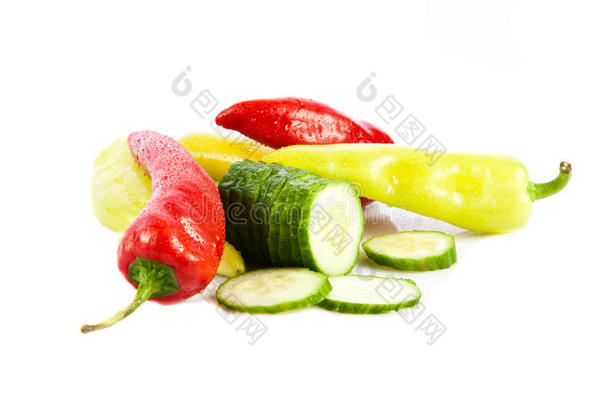 辣椒和黄瓜分离在白色背景蔬菜上