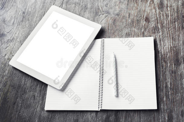 空白数字平板电脑，空白日记和铅笔在木制标签上
