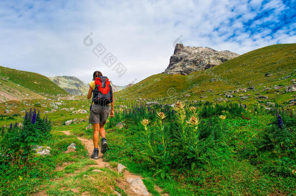 <strong>山间小路</strong>上的女徒步旅行者