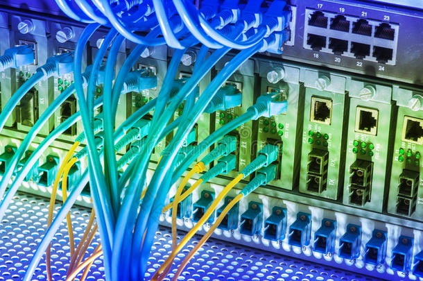 <strong>光纤</strong>电缆和UTP网络电缆连接集<strong>线</strong>器端口。