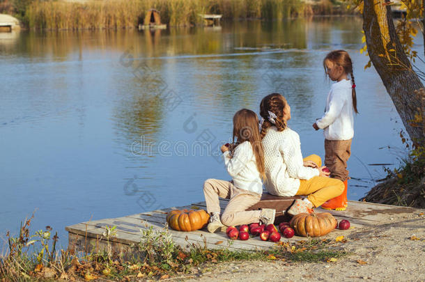 秋天在湖边玩耍的孩子们
