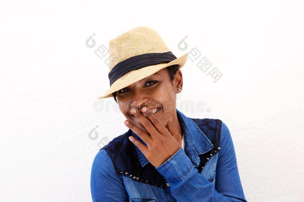 可爱的非裔美国妇女微笑着用手捂住嘴