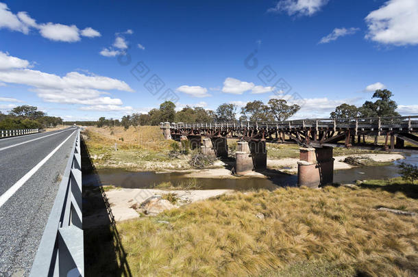 澳大利亚桥小溪危险的荒废的