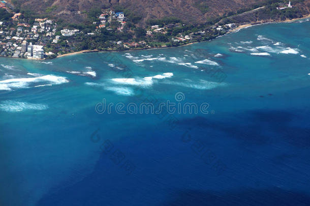 带有道路环绕的钻石头火山口斜坡的鸟瞰图