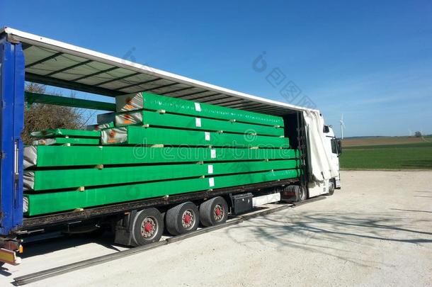 帆布货物满的绿色卡车