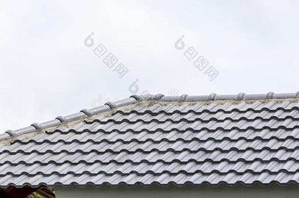 正在建造的屋顶，带有成堆的屋顶砖，用于家庭建筑