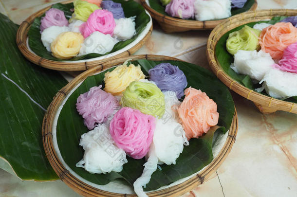 五颜六色的泰国粉丝米粉与咖喱一起吃