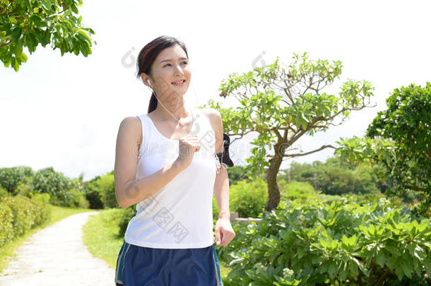 做运动的年轻女子