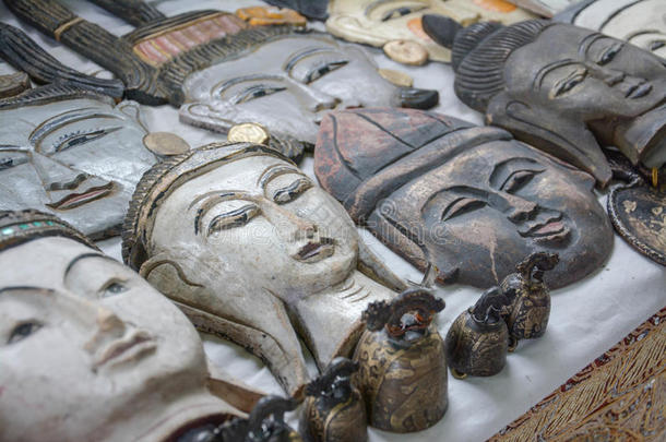 缅甸国王和古代人民雕刻的木制面孔