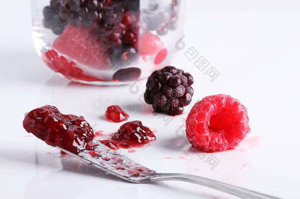 大理<strong>石桌</strong>子上的浆果果酱、覆盆子和黑莓