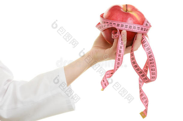 医生专家拿着水果苹果和测量磁带