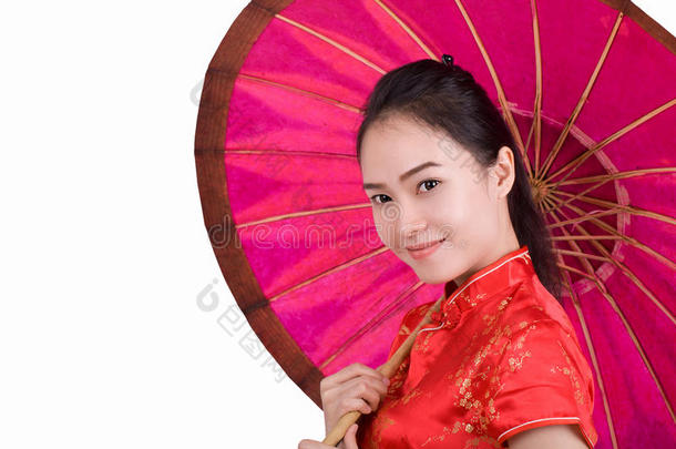 一位穿着中国服装的女人拿着雨伞