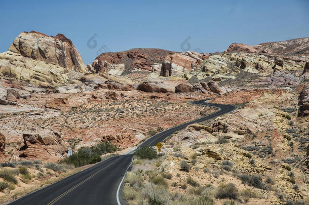 死亡谷，内华达州美国，道路和山丘