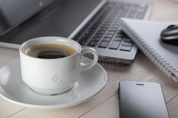 一杯咖啡和笔记本电脑，笔记本电脑，电脑鼠标，电话