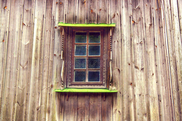 用木板在旧木屋里雕刻框架和窗户