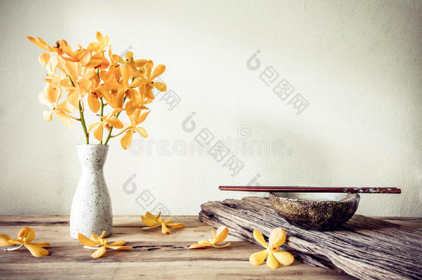杯子和筷子带花，家居装饰概念