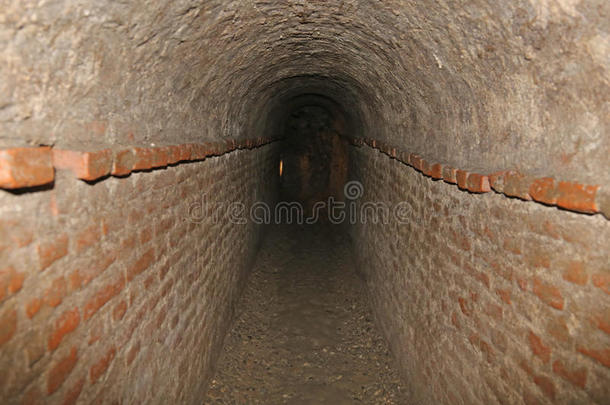 秘密地下通道的砖砌隧道
