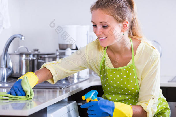 女孩在厨房清理表面