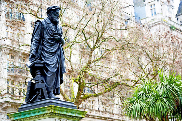 伦敦老城的英格兰历史大理石雕像