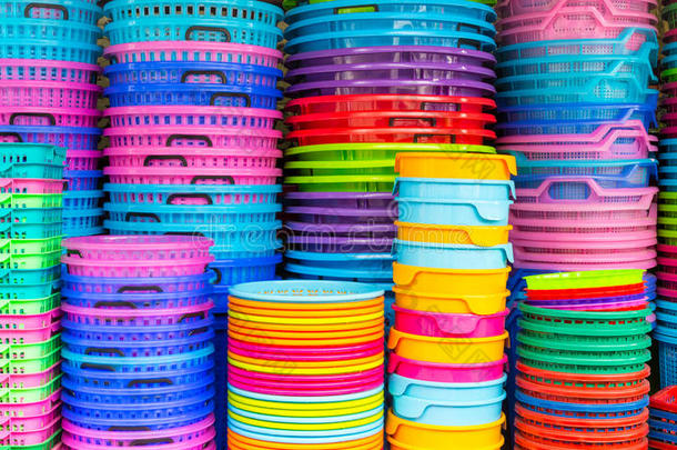 五颜六色的回收塑料桶。