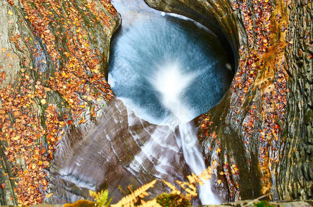 沃特金斯格伦州立公园的洞穴瀑布