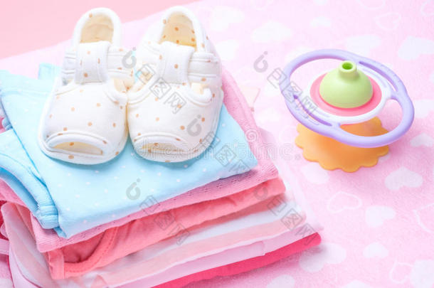 <strong>可爱</strong>的婴儿鞋，为孩子们在<strong>一堆</strong>婴儿衣服上。