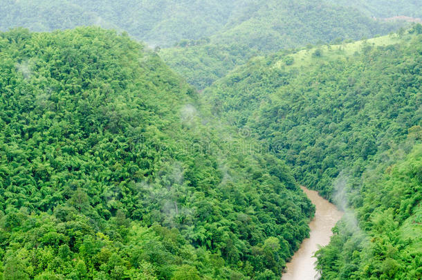 绿色的自然山川在雨季泛滥