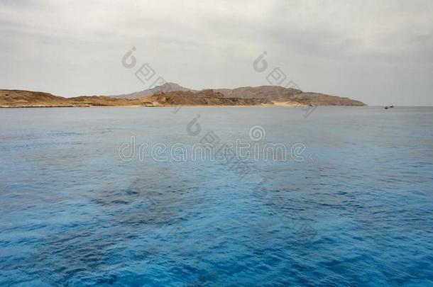 亚喀巴海滩美丽的蓝色海岸