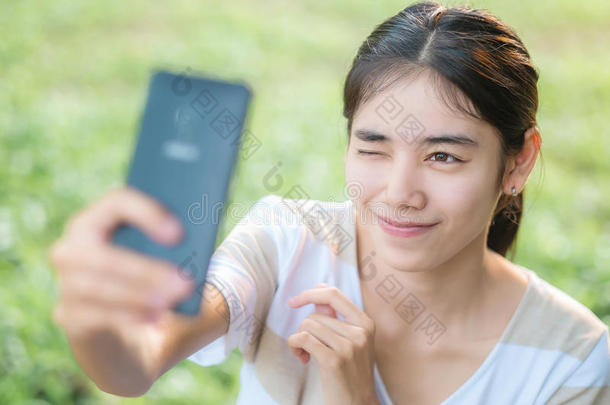 亚洲女人用智能手机自拍