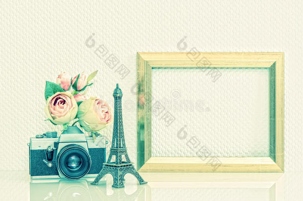 金色相框，鲜花和老式相机。 怀旧装饰