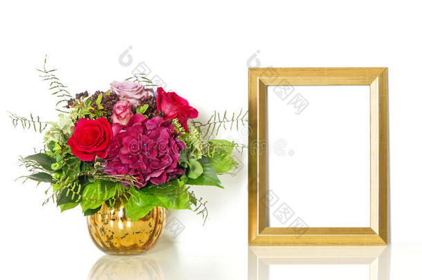 玫瑰花束和金色的框架为您的图片
