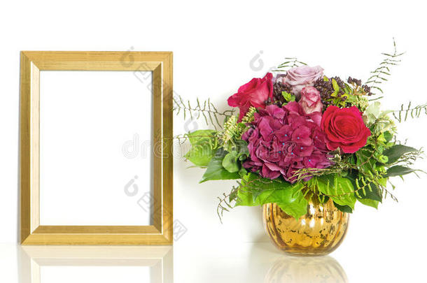 玫瑰花束和金框生日快乐