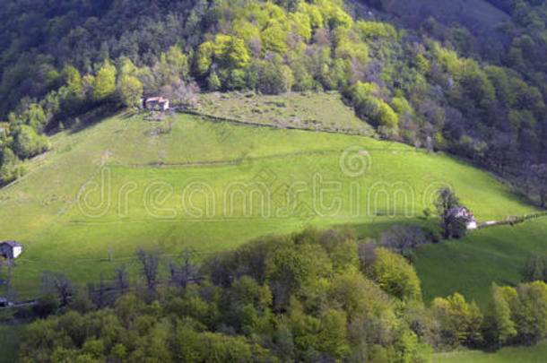 高山风景如画的村庄很高