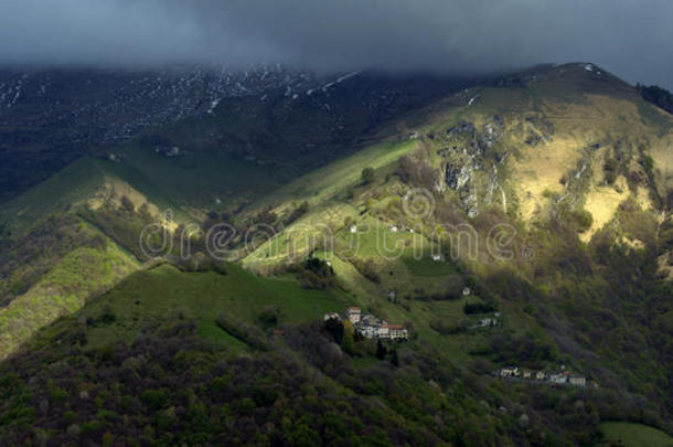 高山风景如画的村庄