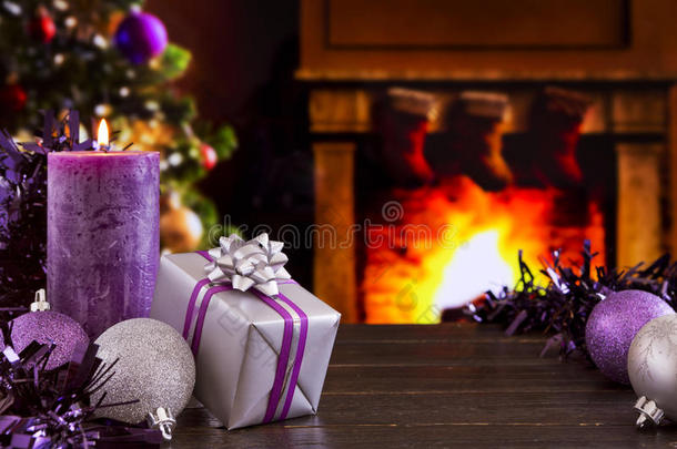 带壁炉和圣诞树的圣诞场景
