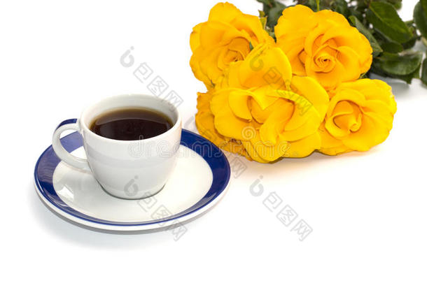 茶托上的一杯咖啡和一束黄色玫瑰，这是孤立的形象