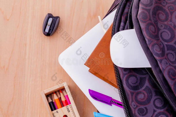 带学习用品笔记本电脑的背包