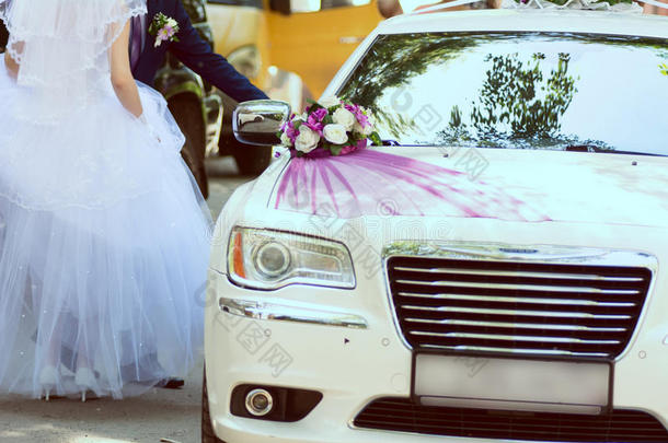 新郎新娘谈鲜花罗纹婚车