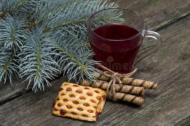 一杯茶，一根冷杉树枝和饼干