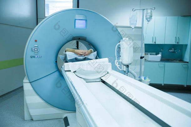 医院的CT扫描仪，病人被扫描