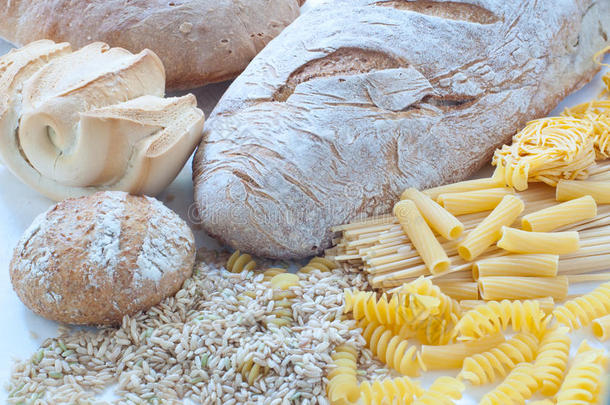 不同品种的意大利面食和自制面包