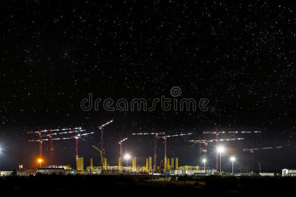 施工现场起重机，夜景星空