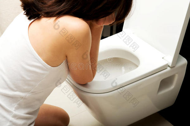 女人在厕所呕吐。