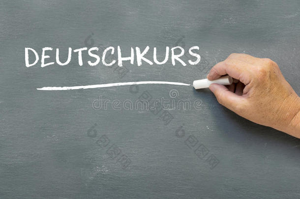 用德语单词Deutschkurs（德国公司）<strong>在黑板上写字</strong>