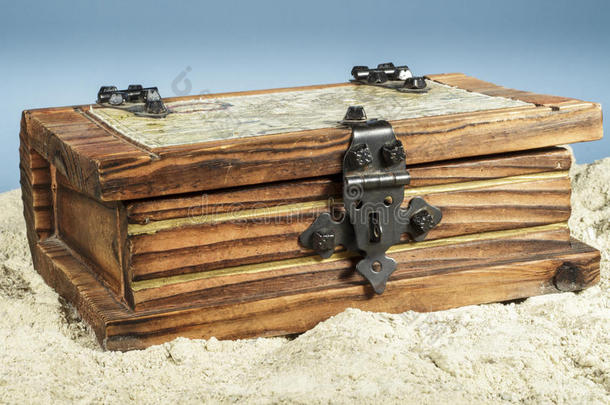 海滩上的一个木制箱子