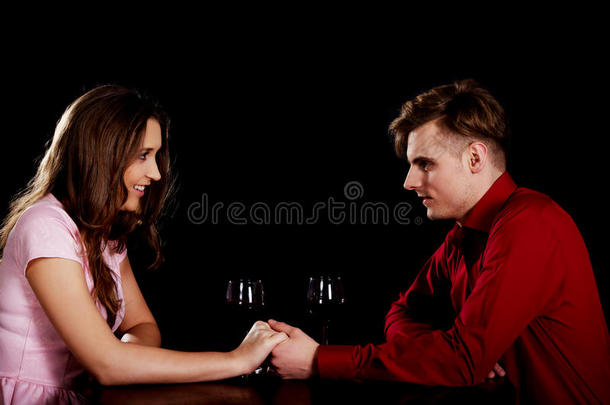 一对夫妇在一张桌子旁喝酒。