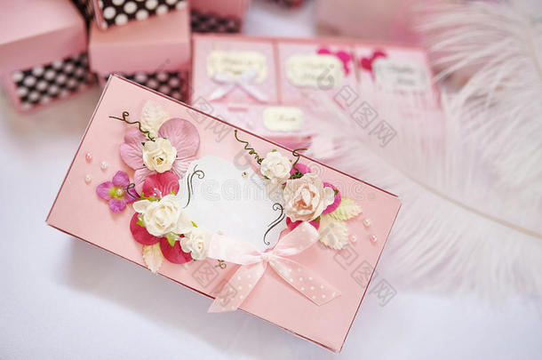 漂亮的粉红色盒子和时尚的装饰来装饰生日