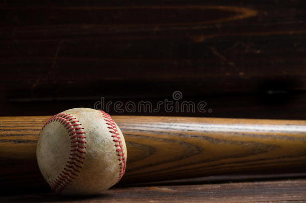 木制棒球棒和木制背景上的球