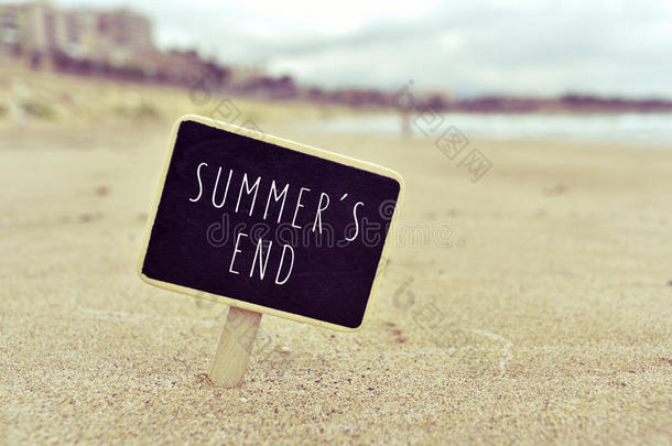 黑板上的文字夏天结束在海滩上