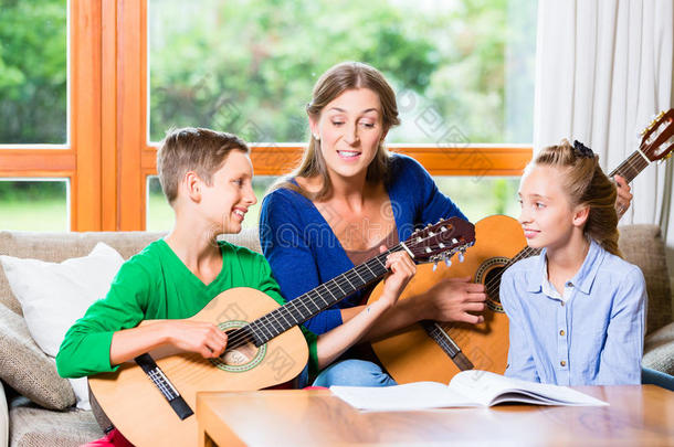 家庭用吉他做音乐
